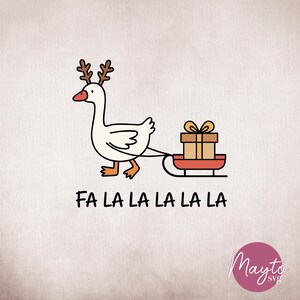 Può includere: Illustrazione di un'oca bianca con corna di renna, che tira una slitta con un regalo. Il testo "FA LA LA LA LA LA" è sotto. Il design ha un tema festivo natalizio.