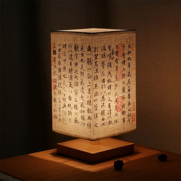 Chinesische Kalligraphie Schreibtischlampe, Nachttischlampe, chinesisches Wohndekor, chinesischer Lampenschirm