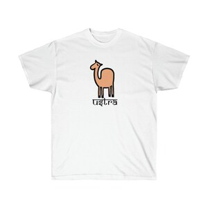 Könnte beinhalten: Weißes T-Shirt mit einem Kamel-Cartoon in Orange und Schwarz und dem Wort "Ustra" in Hindi unter dem Kamel.