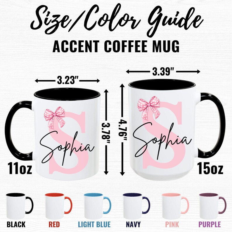 Pu&ograve; includere: Due tazze da caff&egrave; con manici neri e corpo bianco. La tazza pi&ugrave; piccola &egrave; da 11 once e la tazza pi&ugrave; grande &egrave; da 15 once. Entrambe le tazze hanno una lettera "S" rosa con un fiocco rosa in cima e il nome "Sophia" scritto sotto. Le tazze sono mostrate con bordi di diversi colori: nero, rosso, azzurro, blu navy, rosa e viola.