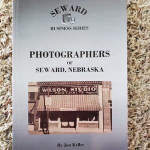 Fotógrafos de Seward Nebraska ¡NUEVO! ¡Fichado! Edición limitada de sólo 250 ejemplares.