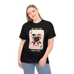Joker Card Apresentando Pug com Saying My Real Life Joker Camiseta unissex de algodão pesado, camiseta para amantes de cachorro, camiseta para cartão e fã de cachorro, camiseta Joker