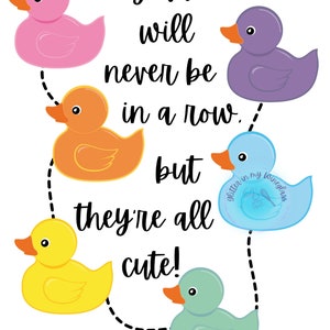 Könnte beinhalten: Eine farbenfrohe Illustration mit sechs Gummienten in Rosa, Orange, Lila, Blau, Gelb und Grün. Der Text lautet: „Meine Enten werden nie in einer Reihe sein, aber sie sind alle süß!“ Der Hintergrund ist weiß.