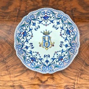Faïence de Gien: rund tallrik i blå dekoration, med initial MB och baronkrona, 1800-talet