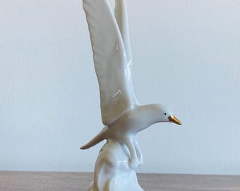 Hollohaza porcelain: seagull in flight