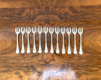 Otto Wiskemann: set of 12 silver-plated oyster forks, Rococo model, Louis XV