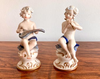 Capodimonte porcelain: Two putti with musical instruments, design by Cesare Villari