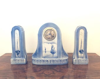 Clock set in Delft Blue style, Majolique de Wasmuël