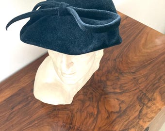 Ladies' hat, shell-shaped beret, shell-shaped cap, dark blue felt with bow, early 1950s