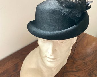 1950s Black asymmetrical ladies' hat, felt with feather