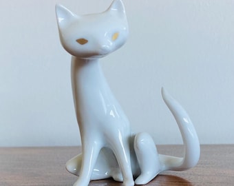 Hollohaza porcelain: little cat