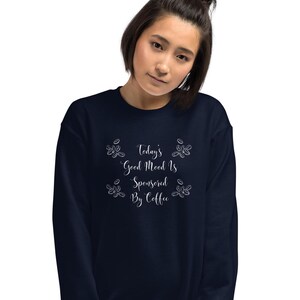 Peut inclure: Sweat-shirt bleu marine avec un texte blanc qui dit "Today's Good Mood Is Sponsored By Coffee" et un motif de grains de café autour du texte.
