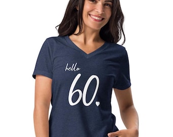 Hello 60 Tシャツ、60歳の誕生日プレゼントTシャツ、彼女へのハッピーバースデープレゼント、レディースリラックスVネックTシャツ