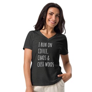 Peut inclure: T-shirt gris foncé à col en V avec le texte blanc "I RUN ON COFFEE, CHAOS & CUSS WORDS". Le t-shirt est fait d'une matière douce et convient aux tenues décontractées.