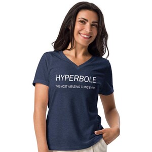 誇張表現、これまでで最も素晴らしいTシャツ、面白い英語教師へのギフトTシャツ、誇張表現、文法、レディースのリラックスVネックTシャツ