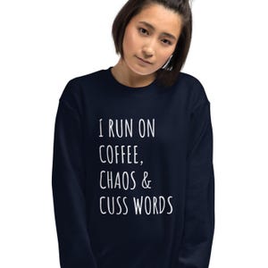 Je cours avec du café, du chaos et des jurons, maman drôle, amateurs de café, chaotique, sweat-shirt unisexe