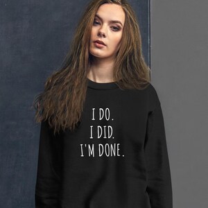 以下が含まれることがあります： 白い文字で「I DO. I DID. I'M DONE.」と書かれた黒いスウェットシャツ