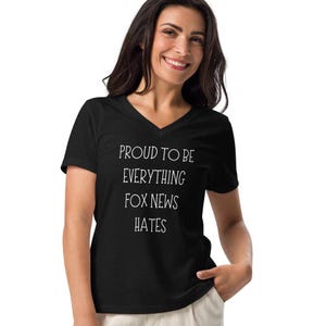 Fier d'être tout ce que Fox News déteste les t-shirts à col en v, t-shirt cadeau libéral amusant, fake news, anti-Trump, t-shirt décontracté à col en v pour femmes