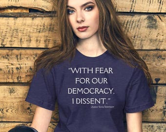Com medo pela nossa democracia, eu discordo. Camiseta, camiseta com citação da juíza Sotomayor, democrata, impeachment de Trump, anti-Trump, camiseta unissex