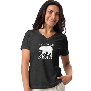 Ich wähle das Bären-T-Shirt, Mann gegen Bär-T-Shirt, feministisches Geschenk für sie, entspanntes Damen-T-Shirt mit V-Ausschnitt