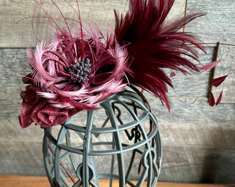 Burgunderfarbener Federn Fascinator