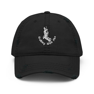 Può includere: Cappellino da baseball nero strappato con visiera curva. Il cappellino presenta un testo ricamato bianco e una grafica. Il testo recita "walking with pics" in un carattere curvo. Il cappellino ha un aspetto usurato e vintage.