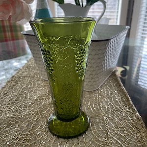 Vintage Indiana Glass Co cosecha de vidrio verde jarrón con patas de uva
