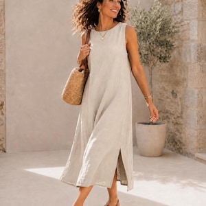 Abito in puro lino – Abito lungo a trapezio in 100% lino con spacco laterale, abito estivo di lusso e sobrio, abito minimalista senza maniche, ideale per le vacanze. immagine 4