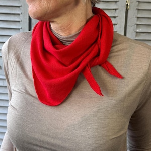 カシミア10%の三角スカーフ | ソフィースカーフ | 小さなスカーフ | ソフトウールブレンド | 秋冬アクセサリー | 彼女へのギフトアイデア | 赤いネッカチーフ