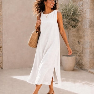 Abito in puro lino – Abito lungo a trapezio in 100% lino con spacco laterale, abito estivo di lusso e sobrio, abito minimalista senza maniche, ideale per le vacanze. immagine 3