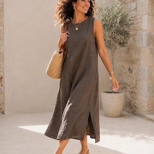 Abito in puro lino – Abito lungo a trapezio in 100% lino con spacco laterale, abito estivo di lusso e sobrio, abito minimalista senza maniche, ideale per le vacanze. immagine 15