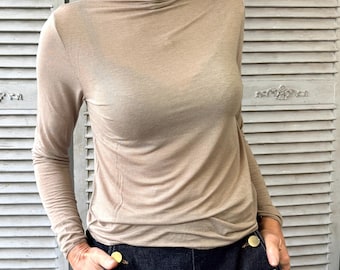 ソフトカシミアロールネック - 軽量レイヤードタートルネックトップ - 羽のように柔らかい肌触り - 10色展開 - ワンサイズ - エレガントなセカンドスキン - トープ