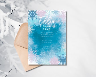 Puede incluir: Invitación de cumpleaños azul y rosa con copos de nieve para una niña llamada Ellie que cumple cuatro años. La invitación tiene un fondo de acuarela y dice "¡Ellie cumple cuatro!" con la fecha y la hora de la fiesta.