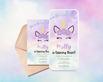 Può includere: Invito di compleanno acquerellato viola e rosa con un'illustrazione di unicorno. L'invito dice "Molly compie tre anni!" e include la data, l'ora e il luogo della festa.