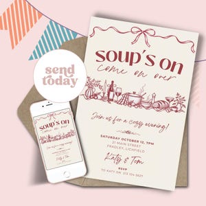 Op de afbeelding: Een crèmekleurige uitnodigingskaart en een smartphone met hetzelfde ontwerp, voorzien van rode tekst "soup's on come on over" en "Join us for a cozy evening!" met een rode lijntekening van een gedekte tafel en een strik.