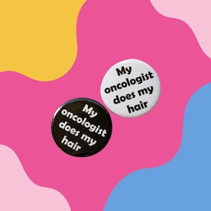 Badge - mijn oncoloog doet mijn haar - aanmoediging tegen kanker - donkere humor - ironie - haaruitval - chemotherapie