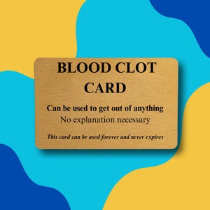 Op de afbeelding: Een rechthoekige kaart met afgeronde hoeken, met de tekst "BLOOD CLOT CARD" in vette zwarte letters. Hieronder staat: "Kan worden gebruikt om overal uit te komen. Geen uitleg nodig. Deze kaart kan voor altijd worden gebruikt en verloopt nooit."