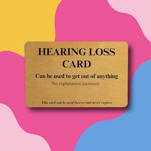 Può includere: Una carta rettangolare color oro con testo nero che recita: HEARING LOSS CARD, Can be used to get out of anything, No explanation necessary, This card can be used forever and never expires. La carta ha una finitura metallica liscia.