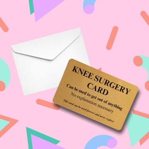 Op de afbeelding: Een rechthoekige goudkleurige kaart met zwarte tekst die luidt KNEE SURGERY CARD, Can be used to get out of anything, No explanation necessary, This card can be used forever and never expires, vergezeld van een witte envelop.