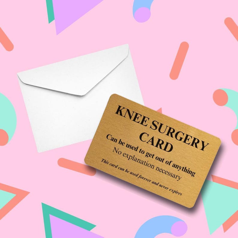 Op de afbeelding: Een rechthoekige goudkleurige kaart met zwarte tekst die luidt KNEE SURGERY CARD, Can be used to get out of anything, No explanation necessary, This card can be used forever and never expires, vergezeld van een witte envelop.