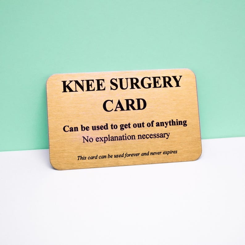Op de afbeelding: Een rechthoekige goudkleurige kaart met afgeronde hoeken en zwarte tekst die luidt: KNEE SURGERY CARD, Can be used to get out of anything, No explanation necessary, This card can be used forever and never expires.