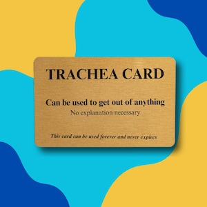 Può includere: Una carta rettangolare con angoli arrotondati, con il testo "TRACHEA CARD" in nero. Sotto, si legge "Can be used to get out of anything" e "No explanation necessary." Il testo in basso recita "This card can be used forever and never expires." La carta ha una texture di venatura del legno.