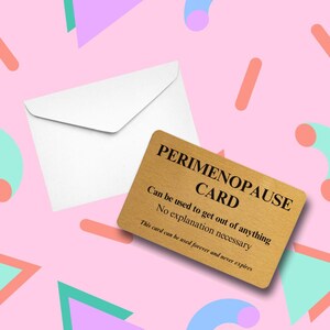 K&ouml;nnte beinhalten: Eine goldene Karte mit dem Text "PERIMENOPAUSE CARD" und dem Text "Can be used to get out of anything No explanation necessary This card can be used forever and never expires". Die Karte befindet sich auf einem rosa Hintergrund mit geometrischen Formen.