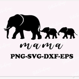 Può includere: Silhouette nera di tre elefanti, uno più grande nella parte anteriore e due più piccoli dietro. Il testo "mama" è scritto sotto gli elefanti. Il testo "PNG-SVG-DXF-EPS" è scritto sotto la parola "mama".