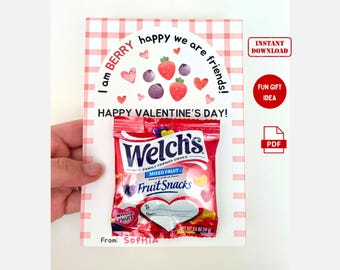 Può includere: Biglietto di San Valentino stampabile con sfondo a quadri vichy rosso e bianco. Il biglietto presenta un cerchio con il testo "I am BERRY happy we are friends!" e un cuore rosso con il testo "HAPPY VALENTINE'S DAY!"  Il biglietto include anche una piccola confezione di Welch's Fruit Snacks. Il biglietto è di Sophia.