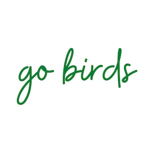 Op de afbeelding: Witte achtergrond met de woorden "go birds" in een groene, cursieve letter. De tekst is gecentreerd en beslaat het grootste deel van de afbeelding.