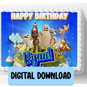 Pu&ograve; includere: Una torta rettangolare con glassa bianca e sfondo blu. La torta presenta le parole "HAPPY BIRTHDAY" in giallo e un nome personalizzato in blu. Diversi personaggi dei cartoni animati e palloncini decorano la torta, con il testo "DOWNLOAD DIGITALE" in basso.