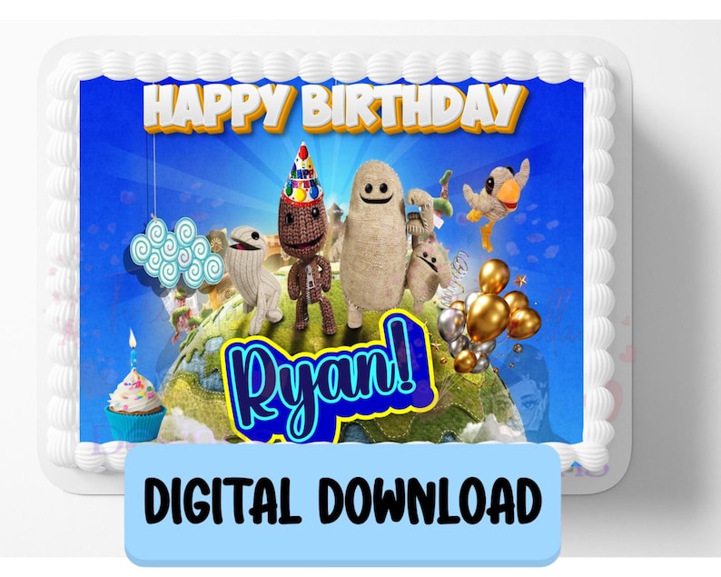 Pu&ograve; includere: Una torta rettangolare con glassa bianca e sfondo blu. La torta presenta le parole "HAPPY BIRTHDAY" in giallo e un nome personalizzato in blu. Diversi personaggi dei cartoni animati e palloncini decorano la torta, con il testo "DOWNLOAD DIGITALE" in basso.