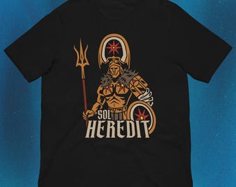 Pode incluir: Uma t-shirt preta com uma ilustração gráfica de uma figura guerreira segurando um tridente e um escudo. A figura usa um capacete com um símbolo solar e uma gola de pele. O texto "SOL HEREDIT" está impresso abaixo em fonte negrito.