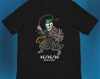 Pode incluir: Uma t-shirt preta com o gráfico de um esqueleto usando uma coroa verde, segurando um chicote e um escudo em forma de estrela. Abaixo da figura, o texto diz 06/06/06 e NEVER FORGET em letras brancas, centralizado no peito da peça.
